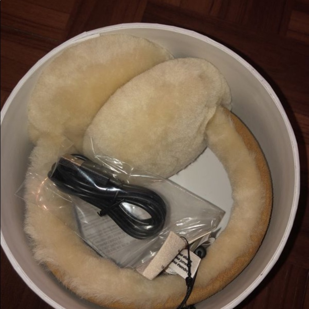 Ugg Bluetooth Earmuffs - Picture 2 of 3